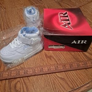 NWT kids AIR gymshoes, size 6, white w/blue